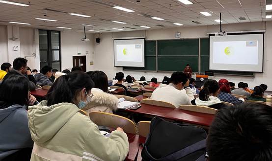 男人跳起来玩滑板中度可信度描述已自动生成 男人跳起来玩滑板中度可信度描述已自动生成