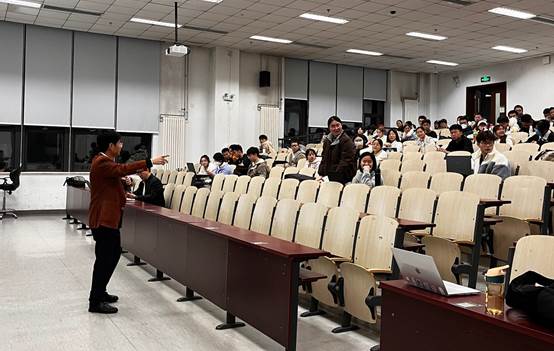 图片包含 室内, 大, 桌子, 男人描述已自动生成 图片包含 室内, 大, 桌子, 男人描述已自动生成